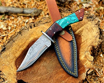 Cuchillo de caza de Damasco hecho a mano, con refuerzo de cobre y mango de resina de palisandro.