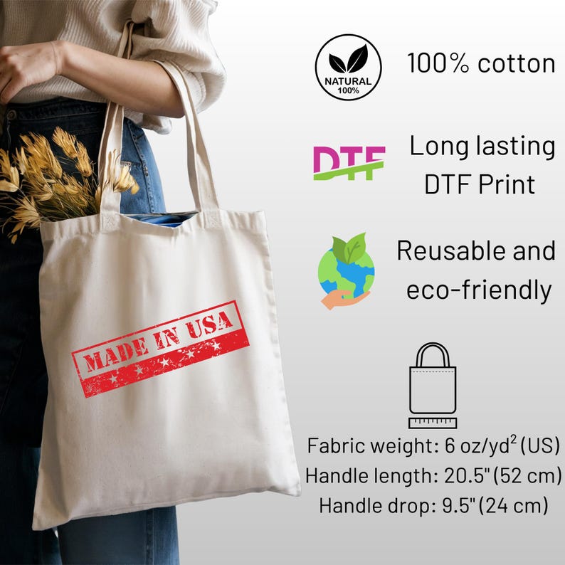Puede incluir: Bolso tote color crema con el texto "MADE IN USA" en un sello rojo. Hecho de 100% algod&oacute;n, con impresi&oacute;n DTF. Longitud del asa: 52 cm, ca&iacute;da del asa: 24 cm. Reutilizable y ecol&oacute;gico.