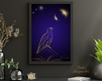 Könnte beinhalten: Gerahmter Kunstdruck mit einer goldenen Strichzeichnung eines Falken auf einem Dach, vor einem tiefblauen Nachthimmel mit Sternen und einem Halbmond. Das Kunstwerk ist signiert und mit "Studio WhisperArt" beschriftet.