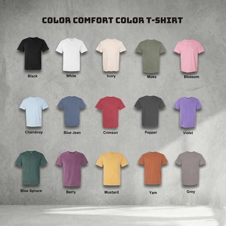 Może przedstawiać: Prezentacja koszulek Comfort Color w r&oacute;żnych kolorach, w tym czarnym, białym, kości słoniowej, mchu i kwiecie. Dodatkowe kolory to chambray, niebieski dżins, karmazynowy, pieprzowy, fioletowy, niebieska świerk, jagoda, musztarda, pochrzyn i szary. Tekst "COLOR COMFORT COLOR T-SHIRT" znajduje się na g&oacute;rze.