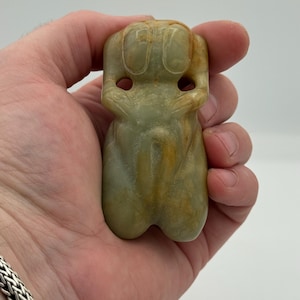 Ciondolo vintage con figura di fertilità in pietra intagliata • Pietra dura serpentina verde • Amuleto figurativo tribale/asiatico - Cina (origine esatta sconosciuta)
