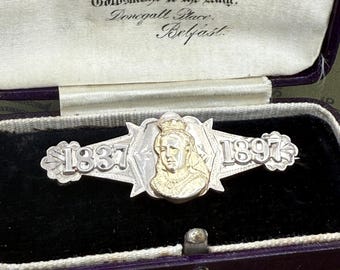 Broche del Jubileo de Oro de la Reina Victoria, 1887 • Broche de barra de plata esterlina y dorado • Antiguo con sello distintivo de Birmingham