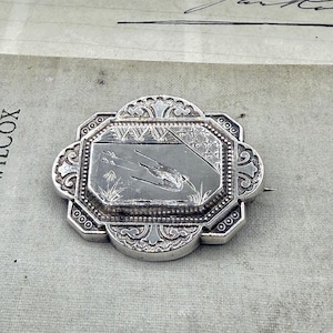 Broche victoriano de plata de ley de 1881 con forma de corazón de grulla, broche de pájaro con medallón de luto con sello británico, regalo antiguo de amor, fidelidad y devoción.