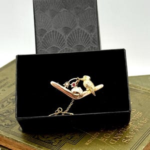Antyczna broszka z motywem Kookaburry, 9-karatowe złoto, australijska broszka bumerang z lat 1900. z perłowymi kwiatami z masy rubinowej, figuralna złota broszka w stylu vintage, prezent