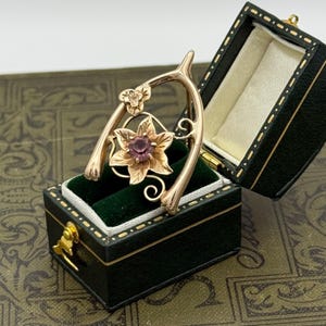 Broszka z motywem wiszących rogów z epoki art déco, złoto 9 karatów, vintage'owa przypinka Apex GE Rodd Melbourne, przypinka z rubinowym kwiatem, australijska biżuteria ze złota