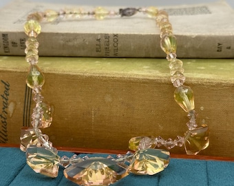 Collar antiguo con vieiras de vidrio de uranio – Vidrio vaselinado Art Déco, reactivo a los rayos UV