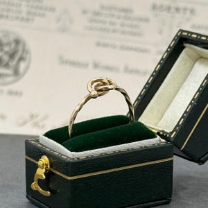 Vintage 9kt gouden oneindige liefdesknoopring, 1978 London Hallmarked Lovers sierlijke ring, gedraaide gouden band, Britse symbolische beloftering cadeau