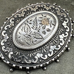 Viktoriansk sentimental brosch i sterlingsilver | Chester Assay 1885 | Hår- eller fotomedaljong | Graverad bladdesign