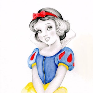 Może przedstawiać: Aquarela przedstawiająca Śnieżkę, księżniczkę Disneya, z czerwoną kokardką we włosach, niebieską sukienką z czerwonymi akcentami i ż&oacute;łtą sp&oacute;dnicą.
