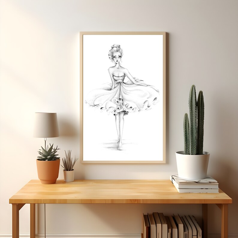 Op de afbeelding: Een zwart-witte potloodtekening van een vrouw in een zwierige jurk. De vrouw staat met haar armen langs haar lichaam en haar hoofd lichtjes naar de zijkant gekanteld. De tekening is ingelijst en hangt aan een muur.