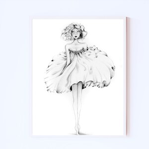 Op de afbeelding: Een zwart-witte potloodtekening van een vrouw in een vloeiende, strapless jurk. Haar haar is krullend en ze kijkt omhoog.