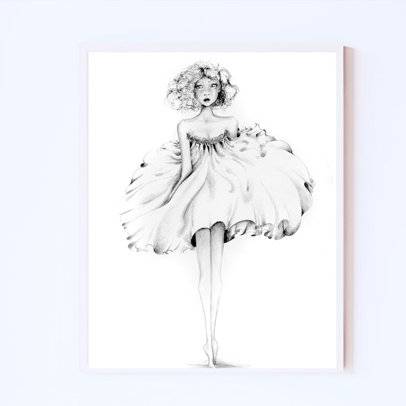 Op de afbeelding: Een zwart-witte potloodtekening van een vrouw in een vloeiende, strapless jurk. Haar haar is krullend en ze kijkt omhoog.
