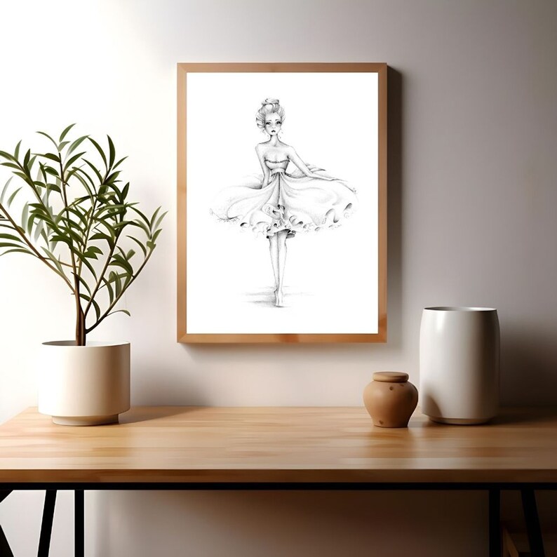 Op de afbeelding: Een zwart-witte potloodtekening van een vrouw in een zwierige jurk. De vrouw staat met haar armen langs haar zijde en haar hoofd lichtjes naar de zijkant gekanteld. De jurk heeft een gerimpelde zoom en wappert in de wind.