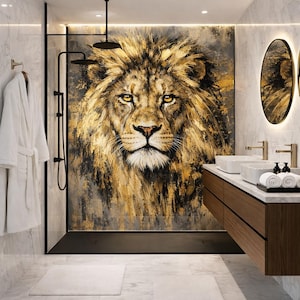 Peut inclure: Salle de bain luxueuse avec une grande peinture de lion comme point central. L'œuvre d'art est dans des tons or, marron et gris. La pièce comprend une douche, une double vasque avec des lavabos blancs et un peignoir blanc.