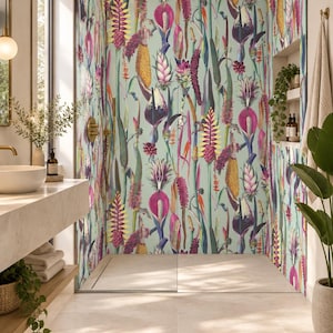 Könnte beinhalten: Eine Duschkabine mit Wandpaneelen, die einen lebendigen botanischen Druck auf hellgrünem Hintergrund zeigen. Das Muster präsentiert verschiedene tropische Blumen und Pflanzen in Magenta, Gelb, Orange und Dunkellila, mit einem goldenen Duschkopf.