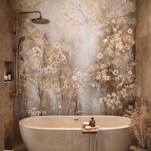 Könnte beinhalten: Ein ruhiges Badezimmer mit einer großen, ovalen Badewanne aus Stein. Der Hintergrund ist ein Wandbild mit zarten floralen Zweigen in sanften Beige- und Brauntönen. Eine goldene Duschbrause und ein Wasserhahn sorgen für einen Hauch von Luxus.
