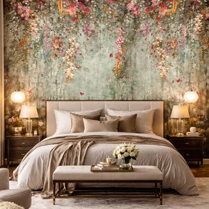 Pode incluir: Quarto com cabeceira mural floral. A cama tem um edredom e almofadas bege, com um banco aos pés. Duas mesinhas de cabeceira com candeeiros ladeiam a cama. Um buquê de flores brancas está no banco.