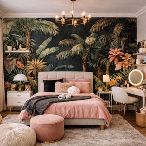 Könnte beinhalten: Ein Schlafzimmer mit tropischem Thema, mit einem großen Wandbild von Palmen und üppigem Laub. Das Bett hat rosa Bettwäsche, eine graue Decke und dekorative Kissen. Ein Schminktisch mit beleuchtetem Spiegel und ein runder Hocker vervollständigen die Einrichtung des Zimmers.