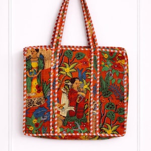 Könnte beinhalten: Eine leuchtend orangefarbene Tragetasche mit einem farbenfrohen Blumen- und Figuren-Design. Die Tasche weist ein sich wiederholendes Muster aus Rot, Grün, Gelb und Blau auf. Die Griffe und Kanten sind mit einem weiß-roten Streifenstoff versehen.