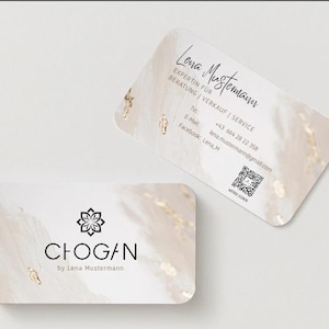 Op de afbeelding: Twee visitekaartjes met afgeronde hoeken. Eén kaart toont de naam "Lena Mustermann" en contactgegevens. De andere kaart toont het "CHOGAN"-logo en de tekst "by Lena Mustermann". Beide kaarten hebben een wit en goud marmerontwerp.
