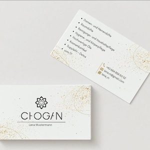 Könnte beinhalten: Zwei weiße Visitenkarten mit goldenen Akzenten. Eine Karte zeigt das Logo "CHOGAN" und den Namen "Lena Mustermann". Die andere Karte listet Dienstleistungen und Kontaktinformationen, einschließlich Telefonnummer und E-Mail-Adresse.