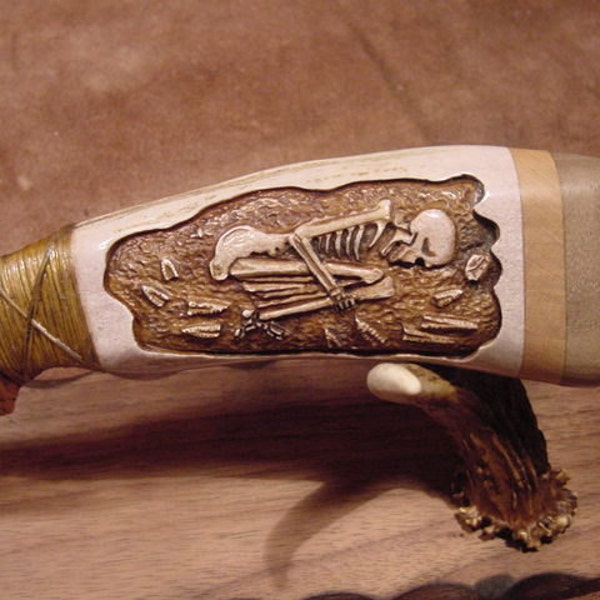 Grave offrant une excavation fun&eacute;raire Clovis couteau de Pierre sculpt&eacute; bois par bonecarver