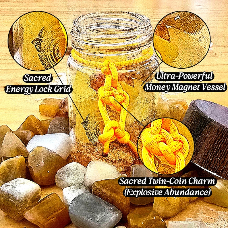 Puede incluir: Un tarro de cristal transparente con un cord&oacute;n anudado amarillo, rodeado de piedras pulidas. El tarro tiene texto que dice "Sacred Energy Lock Grid" y "Ultra-Powerful Money Magnet Vessel". Una incrustaci&oacute;n circular muestra "Sacred Twin-Coin Charm (Explosive Abundance)".