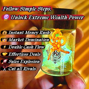 Puede incluir: Una peque&ntilde;a botella de vidrio con una tapa de madera oscura se sostiene en una mano. La botella contiene un l&iacute;quido amarillo y tiene un nudo dorado. El texto en la imagen dice: "Follow Simple Steps, Unlock Extreme Wealth Power."