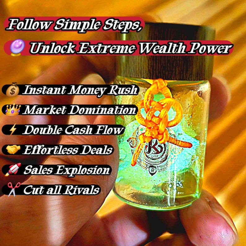 Puede incluir: Una peque&ntilde;a botella de vidrio con una tapa de madera oscura se sostiene en una mano. La botella contiene un l&iacute;quido amarillo y tiene un nudo dorado. El texto en la imagen dice: "Follow Simple Steps, Unlock Extreme Wealth Power."