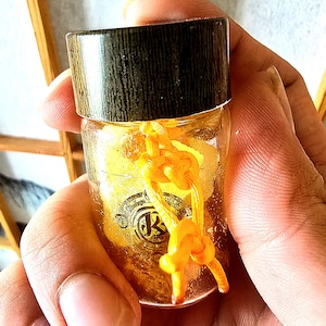 Amuleto de aceite para atraer riqueza y dinero / Amuleto para la buena suerte en los negocios y el flujo de efectivo / Regalo espiritual hecho a mano por Tenzin Dorje imagen 1