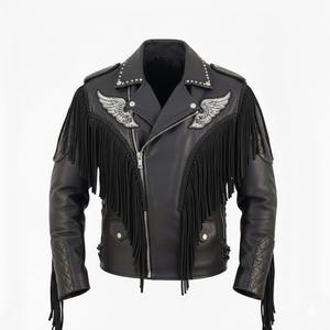 Könnte beinhalten: Schwarze Lederjacke mit silbernen Flügelaufnähern, Fransen und gesteppten Akzenten an den Ärmeln. Die Jacke hat einen Reißverschluss, Nieten an den Schultern und einen klassischen Biker-Stil.