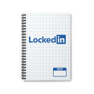 Może przedstawiać: Spiralny notatnik z białą okładką z niebieskim wzorem kratki. Słowa "LockedIn" są wydrukowane na niebiesko, wraz z niebieską etykietą z napisem "Hello My Name Is".