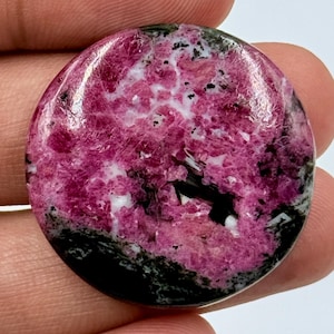 Natürlicher runder Rubin-Zoisit-Cabochon, loser Rubin-Zoisit-Edelstein, Rubin-Zoisit für die Schmuckherstellung. 77 ct, 34 x 34 x 6 mm