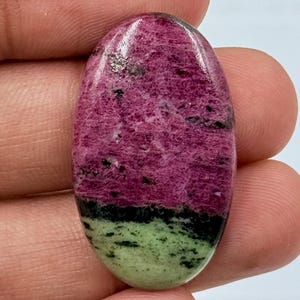 Natuurlijke robijnzoisiet cabochon in ovale vorm, losse robijnzoisiet edelsteen, handgepolijst, geschikt voor het maken van sieraden. 40 karaat, 36 x 21 x 5 mm