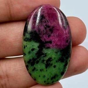 Impresionante cabujón ovalado de rubí zoisita, piedra preciosa suelta de rubí zoisita pulida a mano para la fabricación de joyas, 61 quilates, 42 x 25 x 5 mm.