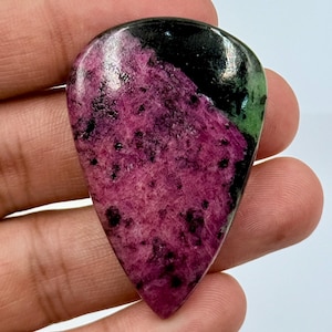 Rubis zoïsite taillé en poire, cabochon, pierre précieuse brute, pour la création de bijoux. 108 ct, 50 x 33 x 6 mm