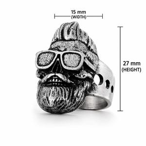 Puede incluir: Anillo plateado con forma de hombre barbudo con gafas de sol. El anillo mide 27 mm de altura y 15 mm de ancho. El anillo tiene un dise&ntilde;o detallado y una est&eacute;tica vintage.