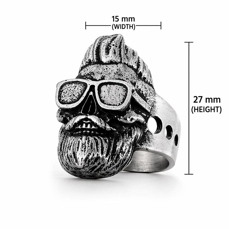 Puede incluir: Anillo plateado con forma de hombre barbudo con gafas de sol. El anillo mide 27 mm de altura y 15 mm de ancho. El anillo tiene un dise&ntilde;o detallado y una est&eacute;tica vintage.