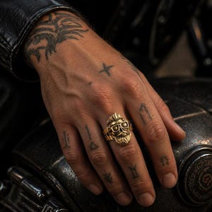 Anillo de calavera motera - Anillo gótico de plata con calavera - Anillo de sello pesado hecho a mano - Joyería punk rock - Regalo para moteros - Anillo de motociclista (Reino Unido) imagen 7