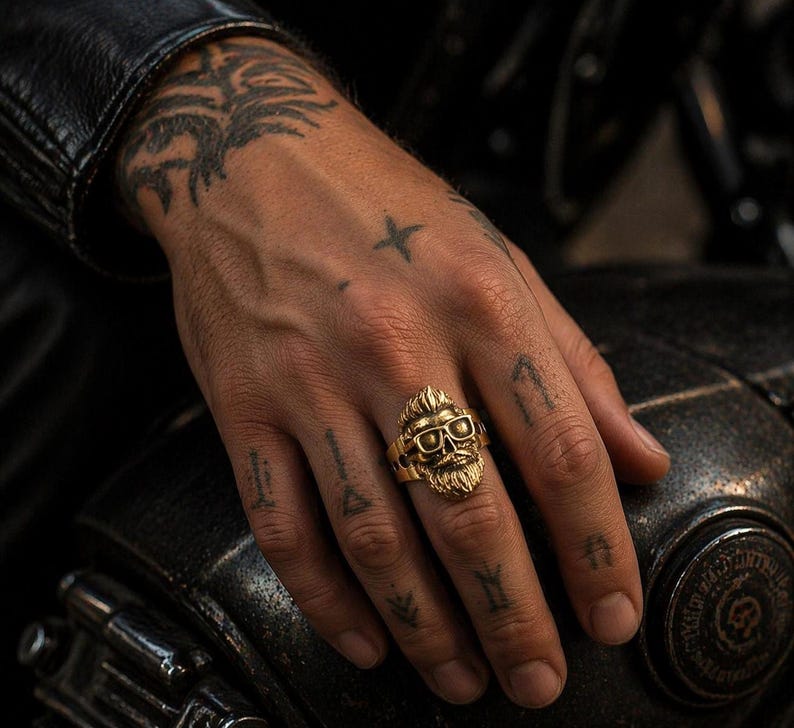 Anillo de calavera motera - Anillo gótico de plata con calavera - Anillo de sello pesado hecho a mano - Joyería punk rock - Regalo para moteros - Anillo de motociclista (Reino Unido) imagen 7