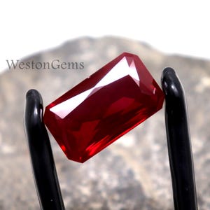 Rubino rosso naturale di alta qualità, taglio a stella sfaccettato, proveniente dalla Birmania, 26,4 carati. Gemma sciolta certificata, ideale per la creazione di gioielli e come regalo di fidanzamento.