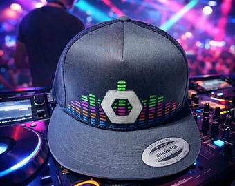 Gorra de camionero gris con diseño de pirámide y mosaico geométrico