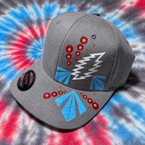 Gorra Grateful Dead BOLT gris con estampado de bloques, talla L/XL, ajuste flexible.