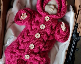 Completo per neonato lavorato a mano composto da tutina, cappellino e scarpine, in misto lana, ideale per passeggino (0-3 mesi)