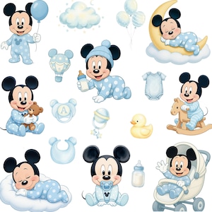 Puede incluir: Ilustraciones con temática de bebé con Mickey Mouse en varias poses. Mickey aparece con monos azules con lunares blancos, sosteniendo un globo, un osito de peluche y un biberón. Otros elementos incluyen un caballito balancín, un chupete y un cochecito.