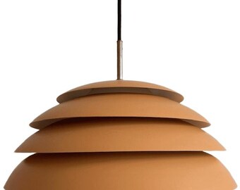 Luminária pendente em formato de disco, design dinamarquês de meados do século XX, cor amarelo ocre fosco, década de 1960.