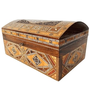 Vintage XL Khatam geometrische houten sieradendoos met slot parelmoer inlegwerk hout 1970's