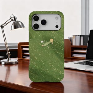 Puede incluir: Funda de teléfono verde con un diseño caprichoso. La funda presenta un fondo verde texturizado con pequeños puntos amarillos dispersos. Una pequeña ilustración de una persona con un vestido y un sombrero está acostada. La funda tiene un recorte para la cámara.