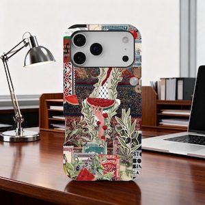 Puede incluir: Una funda de teléfono con un diseño de collage colorido con rodajas de sandía, sellos y elementos florales. La funda tiene un patrón único con tonos rojos, verdes y beige, creando un aspecto vibrante y artístico.