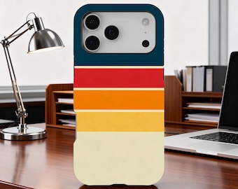 Pode incluir: Uma capa de telefone azul marinho com um design de listras retrô em vermelho, laranja, amarelo e creme. A capa está em uma mesa de madeira com uma luminária de mesa e um laptop ao fundo. A capa é projetada para um smartphone.